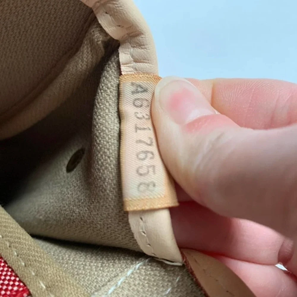 Dooney & Bourke like red bourke
